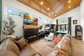 Smart-TV, peis, bøker og printere