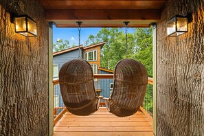 Property grounds - Luxe Treehouse w/Swings, Net Loft, Dollywood 1 Mi (Pigeon Forge)