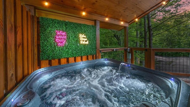 Een hottubgedeelte met een houten plafond en wanden, omringd door een houten terras.