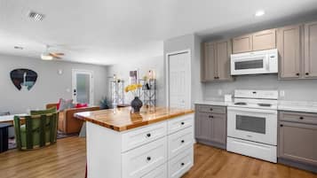 Fridge, kitchen islands