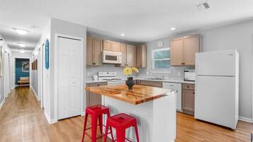 Fridge, kitchen islands