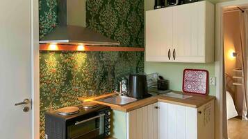 Een koelkast, een oven, een kookplaat, een koffiezetapparaat/waterkoker