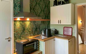 Fridge, oven, stovetop, coffee/tea maker