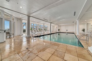 屋内プール、温水プール