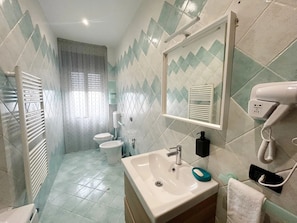 Sèche-cheveux, bidet, serviettes fournies, savon
