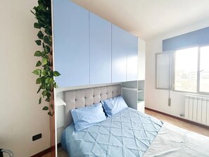 2 chambres, bureau, chambres insonorisées, fer et planche à repasser