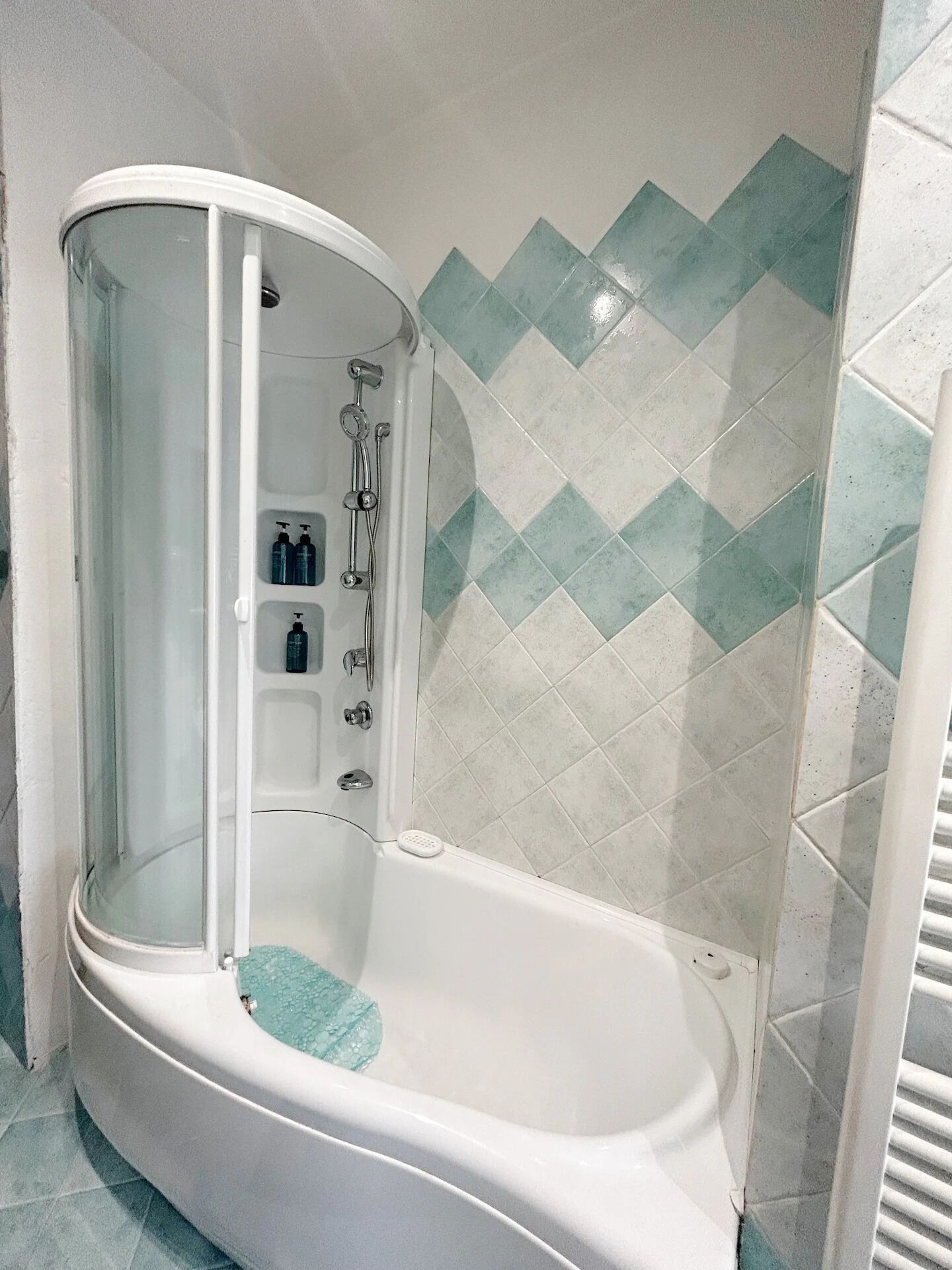 Sèche-cheveux, bidet, serviettes fournies, savon