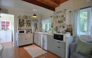 Frigorífico, microondas, placa de cocina y cafetera o tetera