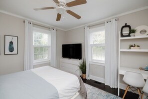 Room - Cozy Beach Bungalow on Lush 1/2 Acre 1 Mile to Beach! (Wilmington)