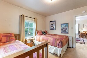 2 bedrooms, iron/ironing board, free WiFi, bed sheets - Papa's Cottage- Dog Friendly- Close to Monarch (Salida)