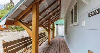 Papa's Cottage- Dog Friendly- Close to Monarch