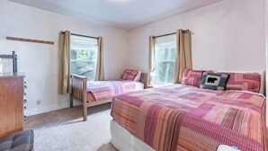 A bedroom with two single beds, a wooden dresser, a desk, and a chair. - Papa's Cottage- Dog Friendly- Close to Monarch (Salida)