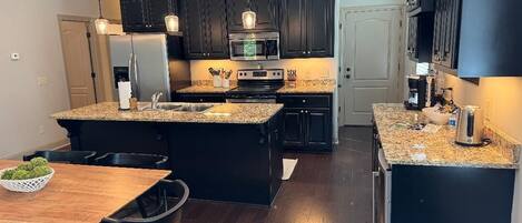 Frigorífico, microondas, horno y placa de cocina