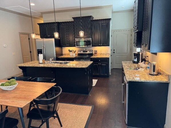 冷蔵庫、電子レンジ、オーブン、コンロ