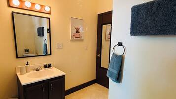 Doccia, asciugacapelli, asciugamani, sapone