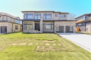 Exterior - Luxury 5 BR, Gym, Sauna, Thtr, OD FP & Ktcn, Lake (Burlington)