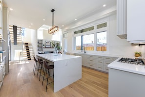 Microwave, oven, stovetop, dishwasher - Luxury 5 BR, Gym, Sauna, Thtr, OD FP & Ktcn, Lake (Burlington)