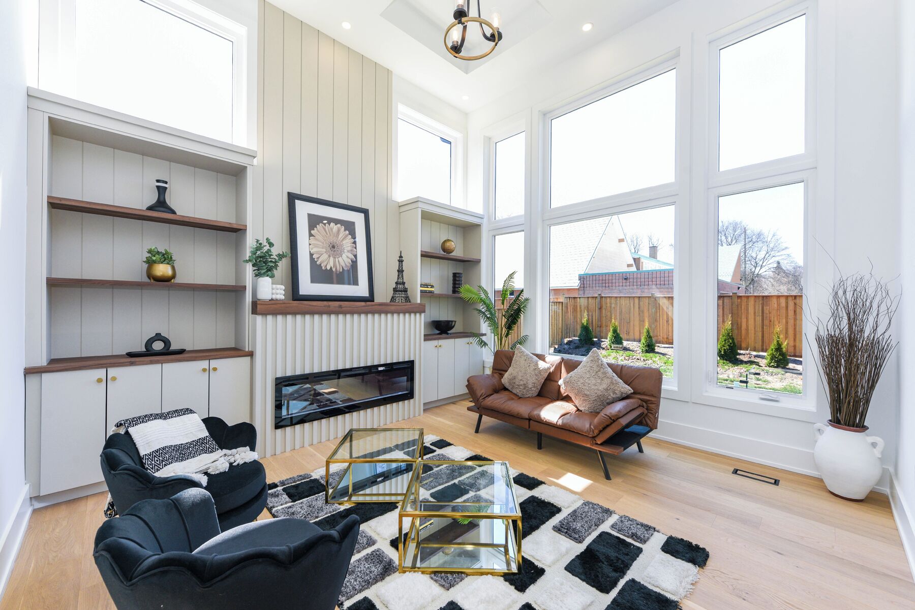 Una televisión, una chimenea