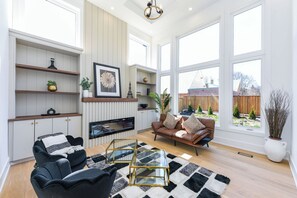 TV, fireplace - Luxury 5 BR, Gym, Sauna, Thtr, OD FP & Ktcn, Lake (Burlington)