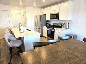 Fridge, microwave, oven, stovetop - Cedar City Getaway – Modern Comfort, Family Ready (Cedar City)