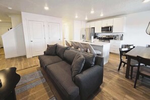 Smart TV, fireplace, offices - Cedar City Getaway – Modern Comfort, Family Ready (Cedar City)