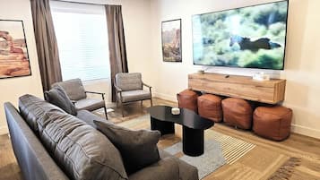 Una Smart TV, una chimenea, una oficina