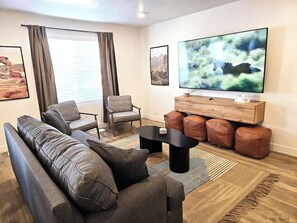 Smart-tv, eldstad och kontor