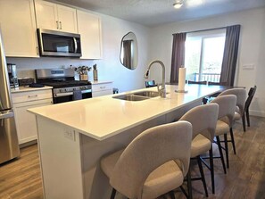 Kylskåp, mikrovågsugn, ugn och spishäll