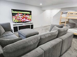 Smart TV, fireplace, offices - Cedar City Getaway – Modern Comfort, Family Ready (Cedar City)