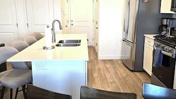 Réfrigérateur, micro-ondes, four, plaque de cuisson