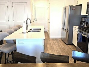 Kylskåp, mikrovågsugn, ugn och spishäll