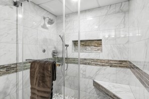 Douche, sĂšche-cheveux, serviettes fournies