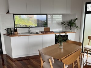 Microwave, oven, stovetop, dishwasher - Hobart views, privacy, 6 minute drive to CBD (Rosny)