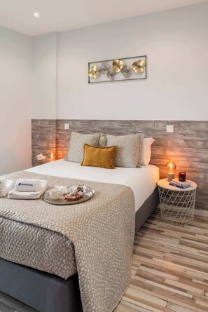 2 bedrooms, iron/ironing board, travel cot, free WiFi - Modern & Stylish Retreat w/ Balcony by HostWise (Vila Nova de Gaia)