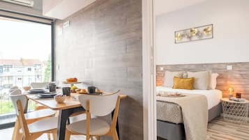 2 slaapkamers, een strijkplank/strijkijzer, reisbedje, gratis wifi