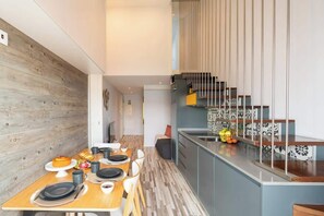 Dining - Modern & Stylish Retreat w/ Balcony by HostWise (Vila Nova de Gaia)