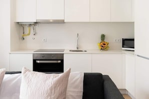Geladeira, micro-ondas, fogão, cooktop