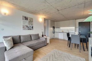 Smart TV - Balcony 2BRs with Pool & Parking by HostWise (Vila Nova de Gaia)