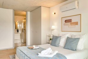 4 quartos, ferros/tábuas de passar roupa, berço de viagem
