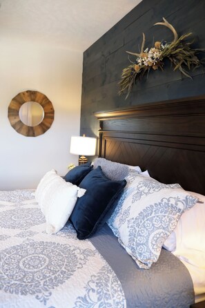 4 bedrooms, iron/ironing board, travel crib, free WiFi - Spacious Branson Lodge – 4 King Suites, Pools, Fireplace, Near SDC & Table Rock (Branson)