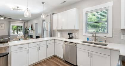 4BR Home With Hot Tub and Cornhole! Near Stadium, Uptown, Work & Airport!