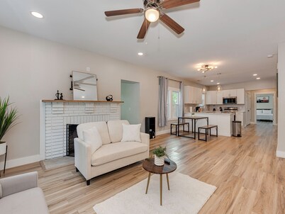 Charlotte 4 BR Home W/ Hot Tub, & Patio Grill! Minutes To Uptown & University!