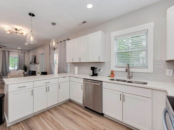 Microwave, oven, stovetop, dishwasher - Charlotte 5 BR Home W/ Hot Tub, Grill and Games! Camp North End, Airport, Uptown (Charlotte)