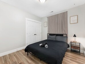 5 bedrooms, WiFi, bed sheets