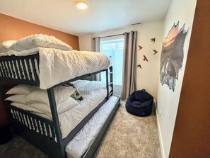 6 habitaciones, escritorio y tabla de planchar con plancha 