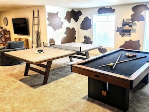 Games room - NEW! GameRm–HotTub–TheaterRm–Mtn Views–3000sf–BBQ (Spanish Valley)