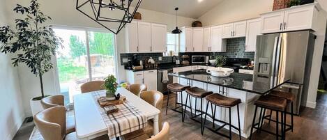 Een koelkast, een magnetron, een oven, een kookplaat