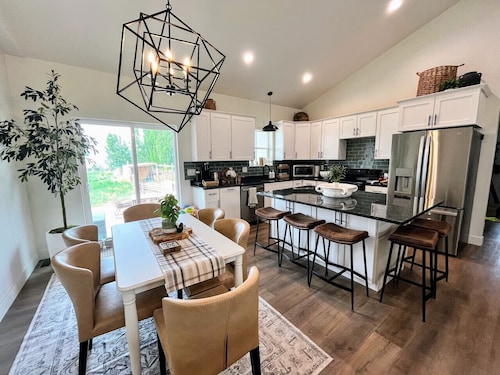 NEW! GameRm–HotTub–TheaterRm–Mtn Views–3000sf–BBQ