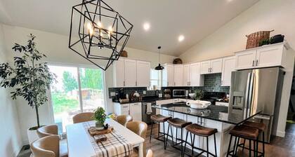 NEW! GameRm–HotTub–TheaterRm–Mtn Views–3000sf–BBQ