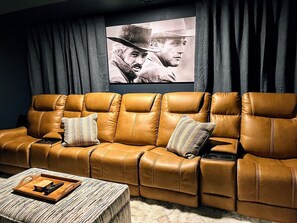 Fernseher, Videospiele, Tischtennisplatte, Drucker